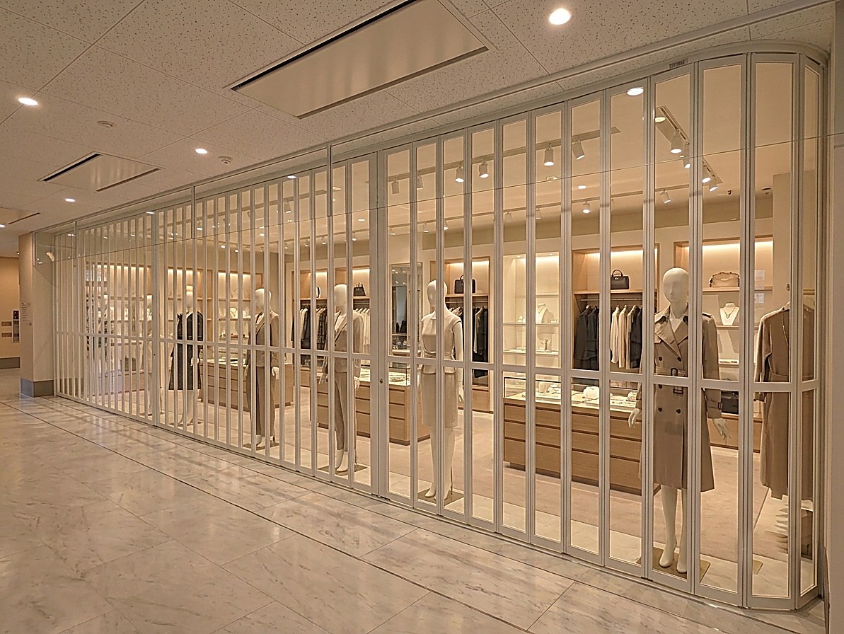 全閉の折れ戸ごしに、ショーウィンドウになった店内